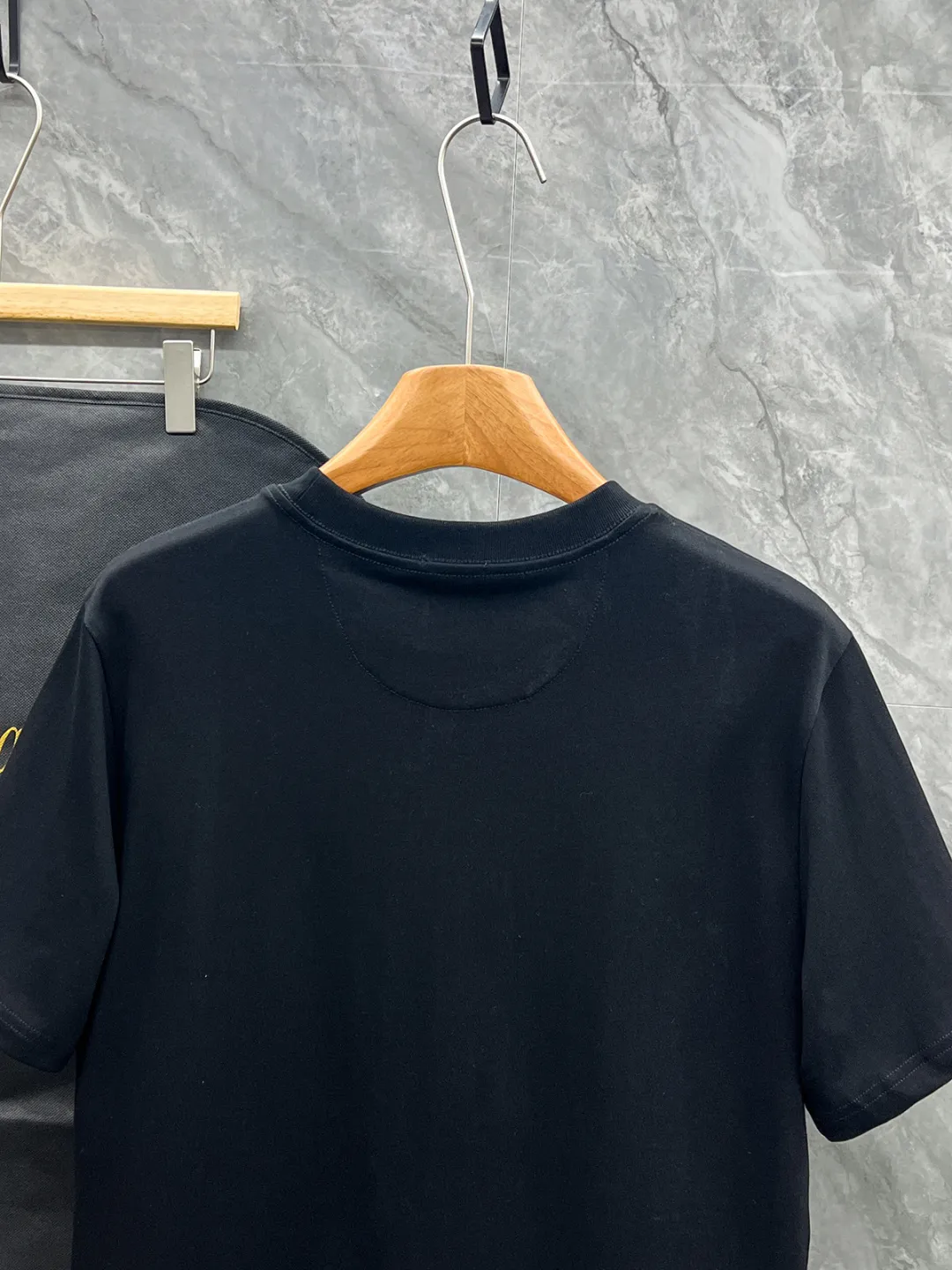 VLTN 2026ss Spring and Summer New Arrival first counter, the latest New Arrival short-sleeved round neck T-shirt Premium customized design, avant-garde and fashionable! The brand logo emphasizes craftsmanship and the custom fabrics are soft to the touch. Comfortable to wear. Exquisite stitching at the counter level. Fine workmanship. The upper body effect is incomparably handsome! A must-have item for a stylish man! Color: Black White Sizes: S-2XL